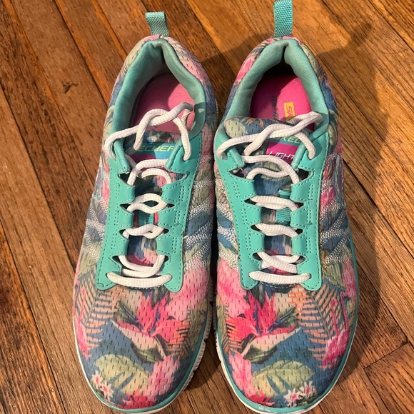 Skechers Lightweight Memory Foam Women’s Sneakers Size 7 Comfort Shoes Tropical - Picture 1 of 7